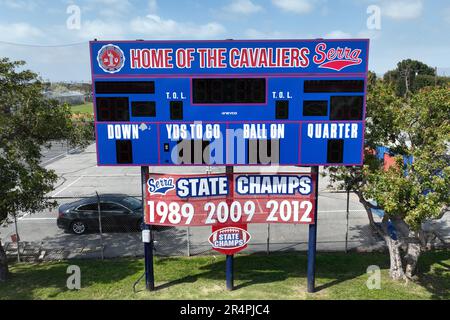 Les bannières du Championnat d'État CIF 1989, 2009 et 2012 et le tableau de bord sur le terrain d'athlétisme et de football du stade Kretzschmar sur le campus du lycée Junipero Serra, lundi 17 avril 2023, à Gardena, mollet. Banque D'Images