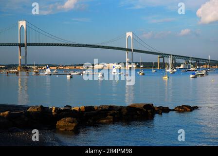 Le pont Newport Pell traverse la baie de Naragansett Banque D'Images