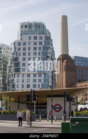 Battersea Power Station sous le sol tube Station Tours et New build appartements Londres Banque D'Images