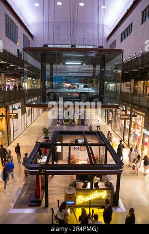 Intérieur de la centrale électrique de Battersea et de la voiture de brietling Banque D'Images