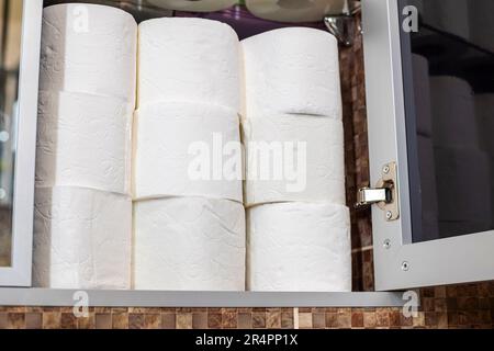 Un casier rempli de papier toilette. Une énorme pile de papier toilette Banque D'Images