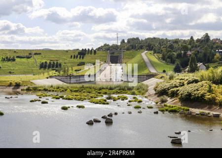 Barrage et réservoir de protection contre les inondations sur la rivière Skawa à Swinna Poreba, en Pologne. Banque D'Images