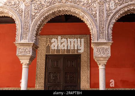 Espagne, Séville, Andalousie, Casa de Salinas, Palais du 16th siècle, arches de cour intérieure et porte Banque D'Images