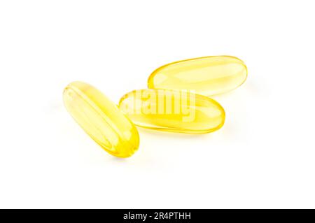 Trois capsules Omega 3 isolées sur fond blanc. Gros plan, produit haute résolution. Concept de soins de santé. Concept de soins de la peau.régime, Banque D'Images