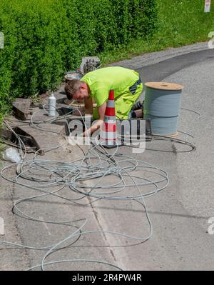 Bergame Italie 25 mai 2023: Les travailleurs qui posent les câbles pour la connexion de la fibre optique Banque D'Images
