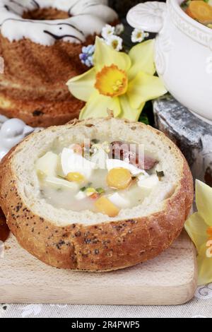 La soupe aigre de seigle à l'intérieur du pain. Table de petit déjeuner de Pâques. Fête Banque D'Images