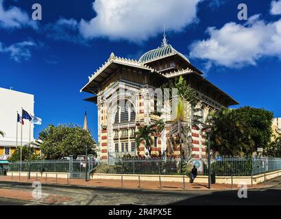 ANTILLES FRANÇAISES. MARTINIQUE. FORT-DE-FRANCE. LA FAÇADE DE LA BIBLIOTHÈQUE SCHOELCHER ET, EN ARRIÈRE-PLAN, LA CATHÉDRALE SAINT-LOUIS Banque D'Images