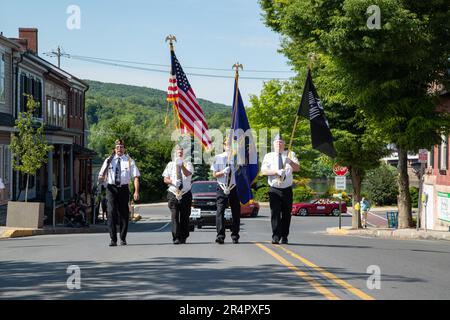 Danville, États-Unis. 29th mai 2023. Des membres de la Garde d'honneur de la Légion américaine Post 40 dirigent le défilé du jour du souvenir à Danville, Pennsylvanie, le lundi, 29 mai 2023. (Photo de Paul Weaver/Sipa USA) crédit: SIPA USA/Alay Live News Banque D'Images