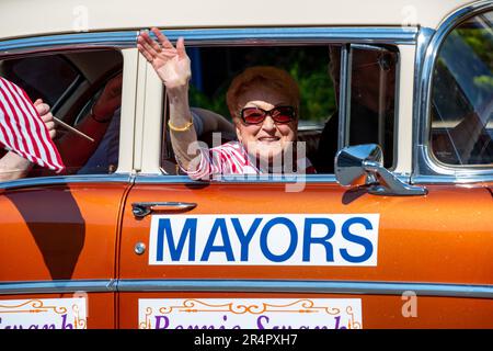 Danville, États-Unis. 29th mai 2023. Le maire Bernie Swank fait des vagues vers les spectateurs lors du défilé du jour du souvenir à Danville, Pennsylvanie, lundi, 29 mai 2023. (Photo de Paul Weaver/Sipa USA) crédit: SIPA USA/Alay Live News Banque D'Images