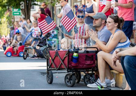 Danville, États-Unis. 29th mai 2023. Les gens se rassemblent le long de la rue Mill pour le défilé annuel du jour du souvenir à Danville, Pennsylvanie, le lundi, 29 mai 2023. (Photo de Paul Weaver/Sipa USA) crédit: SIPA USA/Alay Live News Banque D'Images