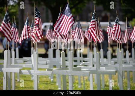 Danville, États-Unis. 29th mai 2023. Des croix en bois blanc avec drapeaux américains sont vues dans le parc commémoratif pendant l'observation du jour commémoratif à Danville, Pennsylvanie, lundi, 29 mai 2023. (Photo de Paul Weaver/Sipa USA) crédit: SIPA USA/Alay Live News Banque D'Images