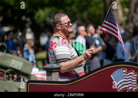 Danville, États-Unis. 29th mai 2023. Larry Gipple agite un drapeau américain lors de l'observation du jour du souvenir dans le parc commémoratif de Danville, Pennsylvanie, lundi, 29 mai 2023. (Photo de Paul Weaver/Sipa USA) crédit: SIPA USA/Alay Live News Banque D'Images