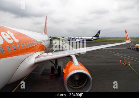 Orly, France. 15th mai 2023. EasyJet Airbus A320-214 et Ryanair Boeing 737 NG / Max sur le tarmac sur 15 mai 2023 à l'aéroport d'Orly, France. Banque D'Images