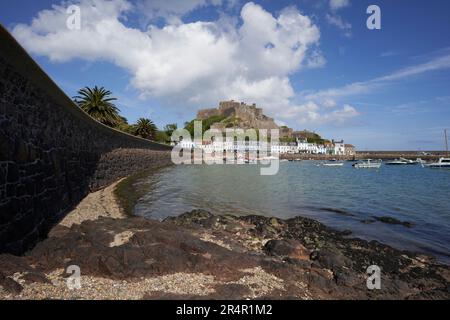 Gorey, Jersey, îles Anglo-Normandes, montrant le château du Mont Orgeuil datant du 13th siècle. Banque D'Images