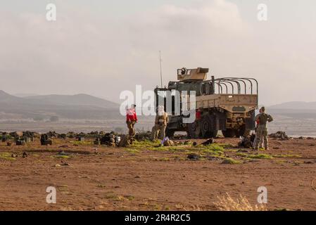 CAMP LEMONNIER, Djibouti (22 février 2023) les marins affectés à l'escadron de sécurité maritime 8 participent à un exercice d'armes à feu en direct au complexe de la chaîne Arta Mer, Djibouti, le 22 février. La Force expéditionnaire maritime est une capacité de base de la Marine qui assure la sécurité portuaire et portuaire, la sécurité des biens de grande valeur et la sécurité maritime dans les voies navigables côtières et intérieures. Le camp Lemonnier sert de base expéditionnaire pour les forces militaires américaines qui fournissent, soutiennent les navires, les aéronefs et le personnel qui assurent la sécurité dans toute l'Europe, l'Afrique et l'Asie du Sud-Ouest. CLdJ ena Banque D'Images