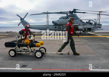 LES marines DE L'OCÉAN ATLANTIQUE (20 mai 2023) sont affectées à l'équipement de transport de l'unité expéditionnaire maritime (UMM) 26th sur le pont de vol du navire d'assaut amphibie de classe Wasp USS Bataan (LHD 5). Le Groupe de préparation amphibie de Bataan et 26th MEU participent actuellement à l'exercice de l'unité de formation composite du Groupe de grève des transporteurs (COMPTUEX). COMPTUEX est le dernier exercice de pré-déploiement qui certifie la capacité de l’ARG de Bataan et de l’UMM de 26th à mener des opérations militaires par le biais d’une planification conjointe, et à exécuter des scénarios difficiles et réalistes. (É.-U. Photo de la marine par Spécialiste des communications de masse 3rd Banque D'Images