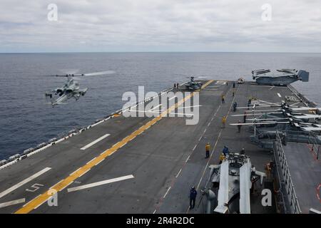 OCÉAN ATLANTIQUE (20 mai 2023) un vipère AH-1Z, affecté à l'escadron marin à rotor à inclinaison moyenne 162 (renforcé), atterrit sur le pont de vol du navire d'assaut amphibie de classe Wasp USS Bataan (LHD 5). Le Groupe de préparation amphibie de Bataan et 26th MEU participent actuellement à l'exercice de l'unité de formation composite du Groupe de grève des transporteurs (COMPTUEX). COMPTUEX est le dernier exercice de pré-déploiement qui certifie la capacité de l’ARG de Bataan et de l’UMM de 26th à mener des opérations militaires par le biais d’une planification conjointe, et à exécuter des scénarios difficiles et réalistes. (É.-U. Navy photo par Mass communication specialis Banque D'Images