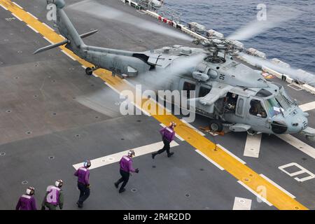 Les contraintes (carburants) de l’aviation DE l’OCÉAN ATLANTIQUE (20 mai 2023), assignées au navire d’assaut amphibie de classe Wasp Bataan (USS 5) et les Marines affectées à l’unité expéditionnaire maritime (UMM) de 26th traversent le pont de vol pour ravitailler le MH-60s Seahawk, attaché à l’Escadron de combat en mer par hélicoptère 26. Le Groupe de préparation amphibie de Bataan et 26th MEU participent actuellement à l'exercice de l'unité de formation composite du Groupe de grève des transporteurs (COMPTUEX). COMPTUEX est le dernier exercice de pré-déploiement qui certifie l’ARG de Bataan et la capacité du MEU de 26th à mener des opérations militaires par le biais de la p conjointe Banque D'Images