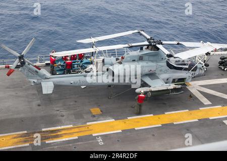 OCÉAN ATLANTIQUE (20 mai 2023) Marines affectés à l'unité expéditionnaire maritime (UMM) de 26th chargent de l'équipement sur un Viper AH-1Z, affecté à l'escadron de rotor à inclinaison moyenne marine 162 (renforcé), sur le pont de vol du navire d'assaut amphibie de classe Wasp USS Bataan (LHD 5). Le Groupe de préparation amphibie de Bataan et 26th MEU participent actuellement à l'exercice de l'unité de formation composite du Groupe de grève des transporteurs (COMPTUEX). COMPTUEX est le dernier exercice de pré-déploiement qui certifie l’ARG de Bataan et la capacité de 26th MEU à mener des opérations militaires par le biais d’une planification conjointe, et à exécuter des tâches difficiles Banque D'Images