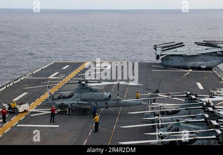 OCÉAN ATLANTIQUE (20 mai 2023) les marins du département de l’air affectés au navire d’assaut amphibie de classe Wasp USS Bataan (LHD 5) tracent un Viper AH-1Z, affecté au Escadron de rotor à inclinaison moyenne marine 162 (renforcé), sur le pont de vol du navire. Le Groupe de préparation amphibie de Bataan et 26th MEU participent actuellement à l'exercice de l'unité de formation composite du Groupe de grève des transporteurs (COMPTUEX). COMPTUEX est le dernier exercice de pré-déploiement qui certifie la capacité de l’ARG de Bataan et de l’UMM de 26th à mener des opérations militaires par le biais d’une planification conjointe, et à exécuter des scénarios difficiles et réalistes. (É.-U. Banque D'Images