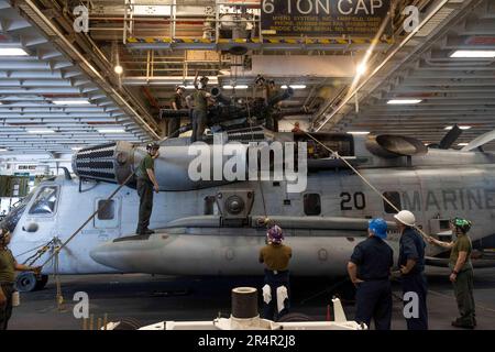 230526-N-VO895-1062 OCÉAN ATLANTIQUE (26 mai 2023) les marins affectés au navire d'assaut amphibie de classe Wasp USS Bataan (LHD 5) et les Marines affectés à l'unité expéditionnaire maritime (UMM) de 26th retirent une tête de rotor principale d'un super étalon CH-53E, Affecté à l’Escadron de rotor à inclinaison moyenne marine 162 (renforcé) dans la baie hangar du navire. Le Groupe de préparation amphibie de Bataan et 26th MEU participent actuellement à l'exercice de l'unité de formation composite du Groupe de grève des transporteurs (COMPTUEX). COMPTUEX est le dernier exercice de pré-déploiement qui certifie la capacité de conduite de l’ARG de Bataan et du MEU de 26th Banque D'Images