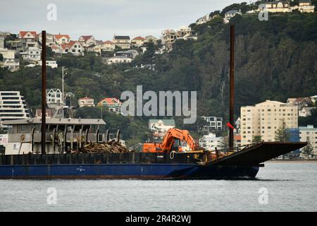 WELLINGTON (NOUVELLE-ZÉLANDE), le 18 MAI 2023:le cargo général Patiki s'approche du port de Wellington avec une charge de bois provenant de la démolition d'un ancien quai à Shelley Bay Banque D'Images