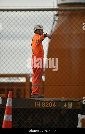 WELLINGTON, NOUVELLE-ZÉLANDE, 19 MAI 2023 : un wharfie inconnu dirige une grue déchargeant des voies ferrées du navire de fret général danois Maasgracht au port de Wellington Banque D'Images