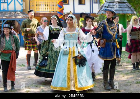 Waxahachie, États-Unis. 29th mai 2023. Les gens dansent en costume au Festival de la Renaissance de Scarborough à Waxahachie, dans la banlieue de Dallas, Texas, États-Unis, on 29 mai 2023. Crédit : Dan Tian/Xinhua/Alay Live News Banque D'Images