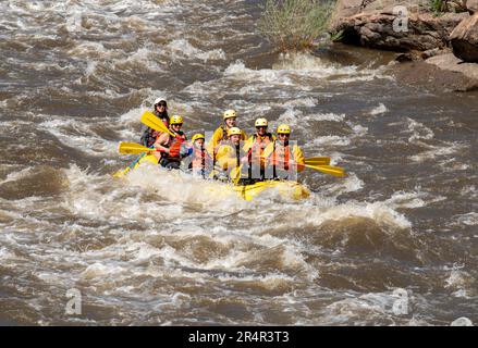 Véritable photographie d'aventure de personnes prenant sur les eaux rugueuses de la rivière Arkansas au printemps 2023 après beaucoup de pluie et de fonte de neige faite pour certains Banque D'Images