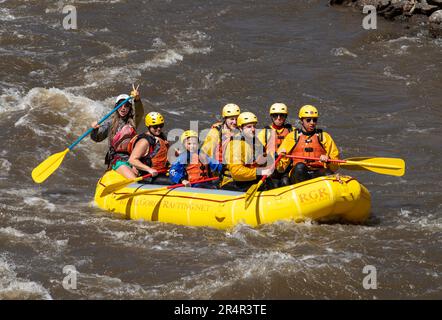 Véritable photographie d'aventure de personnes prenant sur les eaux rugueuses de la rivière Arkansas au printemps 2023 après beaucoup de pluie et de fonte de neige faite pour certains Banque D'Images