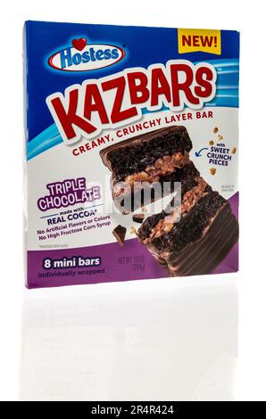 Winneconne, WI - 16 avril 2023 : un paquet de chocolat triple Hostess Kazbars sur fond isolé. Banque D'Images