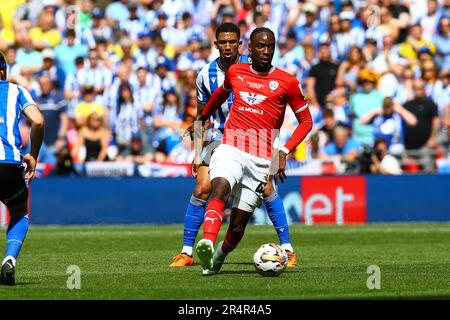 Wembley Stadium, Londres, Angleterre - 29th mai 2023 Devante Cole (44) de Barnsley s'éloigne de Liam Palmer (2) de Sheffield mercredi - pendant le match Barnsley v Sheffield mercredi, Sky Bet League One Play Off final, 2022/23, Wembley Stadium, Londres, Angleterre - 29th mai 2023 crédit : Arthur Haigh/WhiteRosephotos/Alamy Live News Banque D'Images