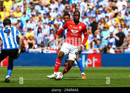 Wembley Stadium, Londres, Angleterre - 29th mai 2023 Devante Cole (44) de Barnsley s'éloigne de Liam Palmer (2) de Sheffield mercredi - pendant le match Barnsley v Sheffield mercredi, Sky Bet League One Play Off final, 2022/23, Wembley Stadium, Londres, Angleterre - 29th mai 2023 crédit : Arthur Haigh/WhiteRosephotos/Alamy Live News Banque D'Images