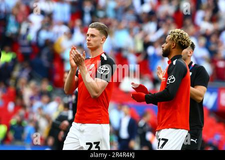 Wembley Stadium, Londres, Angleterre - 29th mai 2023 Oli Shaw (23) et Barry Cotter (17) de Barnsley à la fin - du jeu Barnsley v Sheffield mercredi, Sky Bet League One Play Off final, 2022/23, Wembley Stadium, Londres, Angleterre - 29th mai 2023 crédit: Arthur Haigh/WhiteRosePhotos/Alay Live News Banque D'Images