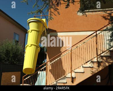 Bâtiment avec chute en caoutchouc jaune à l'extérieur par beau temps Banque D'Images