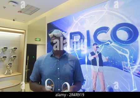 HANGZHOU, CHINE - 29 MAI 2023 - les clients font l'expérience de verres VR dans un magasin ByteDance PICO à Hangzhou, dans la province du Zhejiang, en Chine, au 29 mai 2023. Banque D'Images