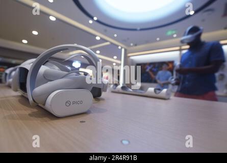 HANGZHOU, CHINE - 29 MAI 2023 - les clients font l'expérience de verres VR dans un magasin ByteDance PICO à Hangzhou, dans la province du Zhejiang, en Chine, au 29 mai 2023. Banque D'Images