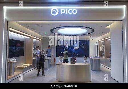 HANGZHOU, CHINE - 29 MAI 2023 - les clients font l'expérience de verres VR dans un magasin ByteDance PICO à Hangzhou, dans la province du Zhejiang, en Chine, au 29 mai 2023. Banque D'Images