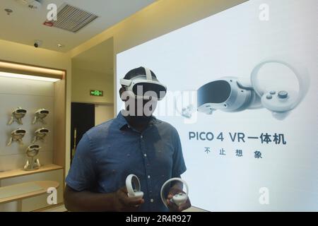 HANGZHOU, CHINE - 29 MAI 2023 - les clients font l'expérience de verres VR dans un magasin ByteDance PICO à Hangzhou, dans la province du Zhejiang, en Chine, au 29 mai 2023. Banque D'Images