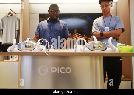 HANGZHOU, CHINE - 29 MAI 2023 - les clients font l'expérience de verres VR dans un magasin ByteDance PICO à Hangzhou, dans la province du Zhejiang, en Chine, au 29 mai 2023. Banque D'Images