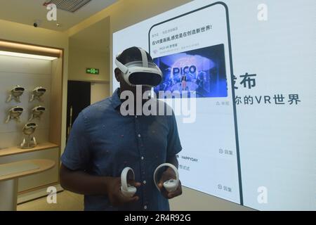 HANGZHOU, CHINE - 29 MAI 2023 - les clients font l'expérience de verres VR dans un magasin ByteDance PICO à Hangzhou, dans la province du Zhejiang, en Chine, au 29 mai 2023. Banque D'Images