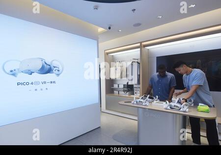 HANGZHOU, CHINE - 29 MAI 2023 - les clients font l'expérience de verres VR dans un magasin ByteDance PICO à Hangzhou, dans la province du Zhejiang, en Chine, au 29 mai 2023. Banque D'Images