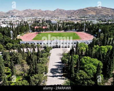 Vue aérienne à couper le souffle capturant la beauté panoramique du City Sports Stadium à Chihuahua, présentant la vaste étendue du complexe sportif surroun Banque D'Images