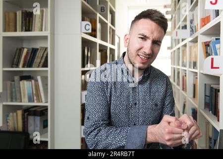 Homme souffrant de la main et du doigt dans Pain​ avec surlignage rouge Banque D'Images