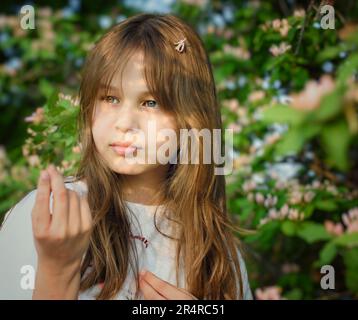 Portrait innocent de la jeune fille avec de longs cheveux blond et une peau jeune Banque D'Images