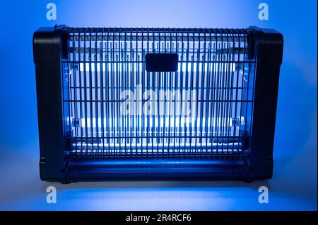 Piège à lampe UV pour insectes avec lumière bleue sur fond de studio Banque D'Images