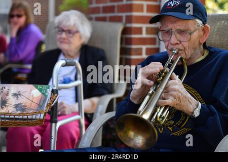 Wilkes barre, États-Unis. 29th mai 2023. Bobby Baird, 93 ans, joue des Taps au centre de soins infirmiers Garden à 3pm le jour du souvenir de Taps à travers l'Amérique, un moment national du souvenir. Baird participe à l'événement annuel depuis son début en 2000. Bobby Baird a été le plus jeune membre de la US Navy Band pendant qu'il a joué de 1948 à 52. Lorsqu'on lui a demandé combien de fois il a joué à Taps, il a dit « trop de fois que je voudrais me rappeler ». Crédit : SOPA Images Limited/Alamy Live News Banque D'Images