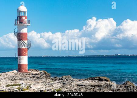 Vue panoramique du phare de TIP cancun au sommet de la falaise de la mer des Caraïbes au Mexique. Tour de guet marine dans la Riviera Maya un lieu de vacances idéal. Banque D'Images