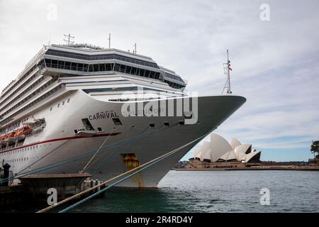 Bateau de croisière Carnival Splendor amarré au terminal passagers d'outre-mer, Circular Quay, Sydney, NSW, Australie Banque D'Images