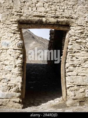 Ancienne porte en pierre au monastère de Lamayuru, Ladakh Banque D'Images